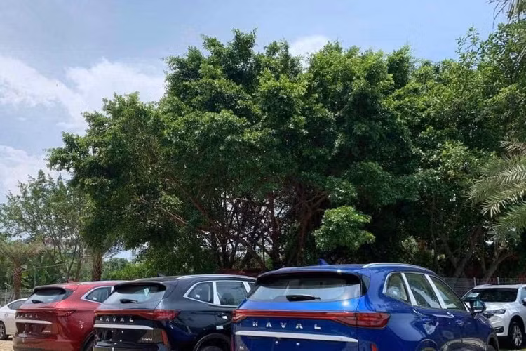 Về thiết kế, mẫu xe Trung Quốc này sở hữu lưới tản nhiệt không viền Star Matrix với những chi tiết mạ crôm đa điểm, gợi liên tưởng đến xe Peugeot. Bên cạnh đó là cụm đèn pha LED gọn gàng, tích hợp dải đèn LED định vị ban ngày và đèn sương mù nằm trên cản trước. Phía sau xuất hiện cụm đèn hậu có thiết kế xuyên suốt và nẹp mạ crôm cùng nằm vắt ngang khiến đuôi xe trông rộng hơn. 