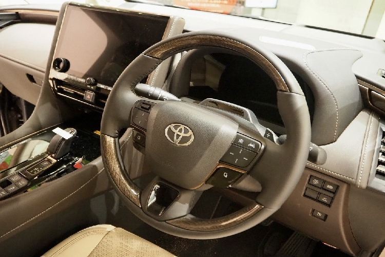 Tương tự xe ở các thị trường khác, mẫu xe MPV Toyota Alphard 2024 tại Indonesia nhiều khả năng cũng có nội thất bọc da/ốp gỗ, bảng đồng hồ kỹ thuật số 12,3 inch, màn hình cảm ứng trung tâm 14,6 inch, màn hình hiển thị thông tin kính lái HUD, cửa sổ trời toàn cảnh cố định, hệ thống đèn viền 64 màu, đèn đọc sách có thể tùy chỉnh, sạc điện thoại không dây, phanh tay điện tử và tự động giữ phanh tạm thời. 