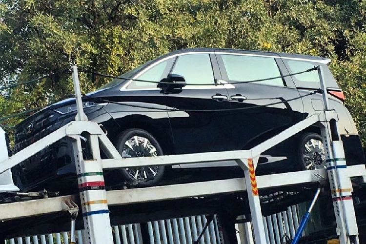 Qua những hình ảnh được lan truyền trên mạng xã hội, có thể thấy Toyota Alphard 2024 dành cho Indonesia sở hữu ngoại hình không khác biệt so với xe đã ra mắt ở Nhật Bản hay Trung Quốc. Tuy nhiên, xe ở Indonesia không thuộc phiên bản hybrid. Hiện chưa có thông tin về động cơ của Toyota Alphard 2024 ở thị trường Indonesia. 
