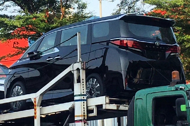 Trong khi đó, ở Indonesia, Toyota Alphard 2024 mới đây đã được vận chuyển đến đại lý. Khi xuất hiện trên đường phố Indonesia, Alphard 2024 không hề được ngụy trang. Có vẻ như ngày ra mắt thị trường Đông Nam Á của mẫu MPV được mệnh danh "chuyên cơ mặt đất" không còn xa. Rất có thể mẫu xe này sẽ được trưng bày trong triển lãm GIIAS 2023 diễn ra tại Indonesia vào tháng sau. 