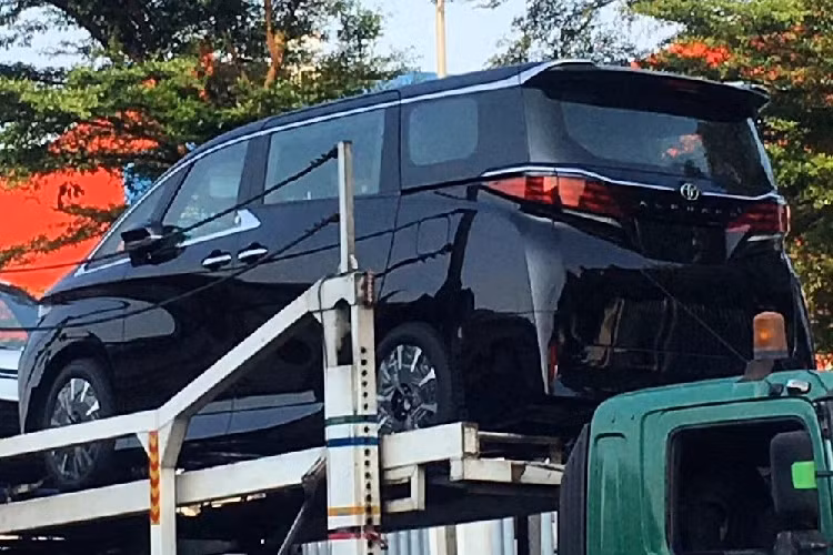 Trong khi đó, ở Indonesia, Toyota Alphard 2024 mới đây đã được vận chuyển đến đại lý. Khi xuất hiện trên đường phố Indonesia, Alphard 2024 không hề được ngụy trang. Có vẻ như ngày ra mắt thị trường Đông Nam Á của mẫu MPV được mệnh danh "chuyên cơ mặt đất" không còn xa. Rất có thể mẫu xe này sẽ được trưng bày trong triển lãm GIIAS 2023 diễn ra tại Indonesia vào tháng sau. 