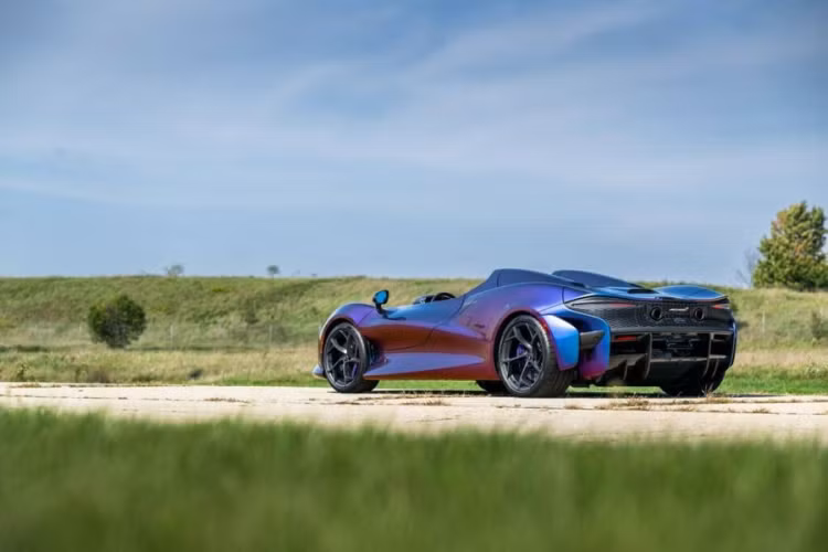 RM Sotheby's lưu ý rằng chiếc McLaren Elva sắp bán đấu giá mới chỉ lăn bánh khoảng 149 km và hiện được trưng bày tại cửa hàng McLaren Charlotte ở Bắc Carolina, Mỹ.