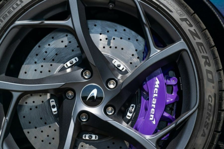 McLaren Elva được trang bị khối động cơ xăng V8, dung tích 4.0L tăng áp kép cho công suất 815 mã lực và mô-men xoắn cực đại 800 Nm, kết hợp hộp số 7 cấp ly hợp kép. Với sức mạnh này, chiếc siêu xe có khả năng tăng tốc từ 0-100 km/h trong 2,8 giây, trước khi đạt tốc độ tối đa là 326 km/h.