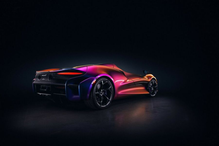Không gian nội thất của chiếc McLaren Elva “tắc kè hoa” này có nhiều chi tiết được bọc carbon, kết hợp với khu vực cụm điều khiển trung tâm được sơn màu đồng nhất với ngoại thất. Ghế ngồi bọc da màu đen, kết hợp với đường chỉ khâu màu tím tương phản.