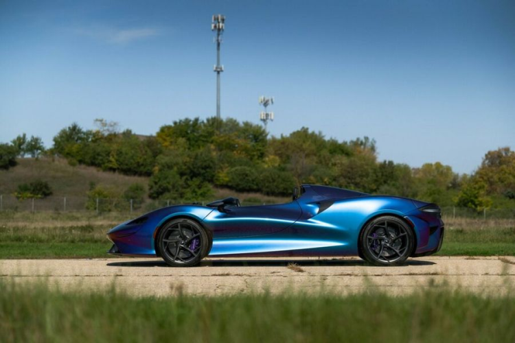 Đây là màu sơn tùy chọn và có giá lên tới 37.898 USD (tương đương 923 triệu đồng). Bên cạnh đó, ngoại thất của mẫu siêu xe này còn có một điểm nhấn khác là bộ kẹp phanh màu tím trị giá 4.950 USD (khoảng 120 triệu đồng).