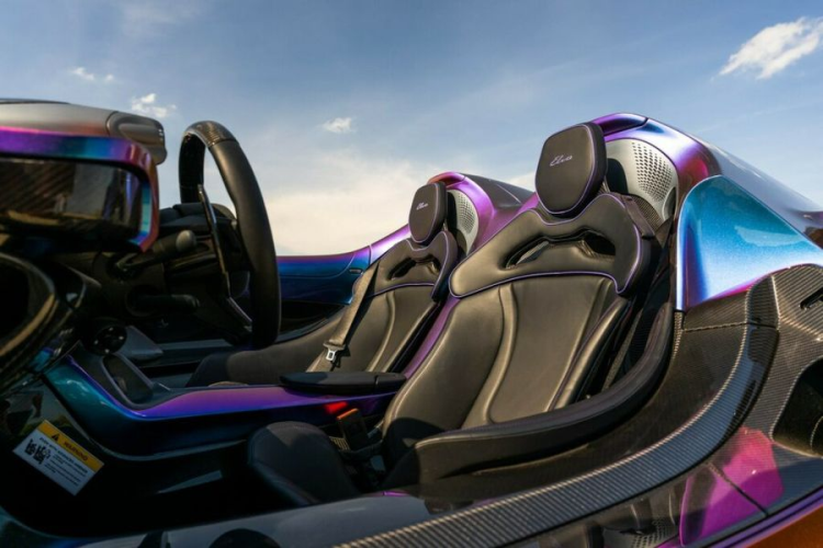 McLaren sản xuất 149 chiếc Elva và chiếc xe đặc biệt này mang số hiệu 122. Điều thú vị là đây không phải là lần đầu tiên chúng ta nhìn thấy chiếc Elva này. Mecum Auctions đã rao bán nó tại Tuần lễ xe hơi Monterey diễn ra hồi năm ngoái với mức giá dự kiến khoảng 2,75 triệu USD (khoảng 66,82 tỷ đồng).