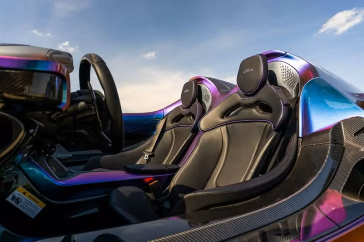 McLaren sản xuất 149 chiếc Elva và chiếc xe đặc biệt này mang số hiệu 122. Điều thú vị là đây không phải là lần đầu tiên chúng ta nhìn thấy chiếc Elva này. Mecum Auctions đã rao bán nó tại Tuần lễ xe hơi Monterey diễn ra hồi năm ngoái với mức giá dự kiến khoảng 2,75 triệu USD (khoảng 66,82 tỷ đồng).