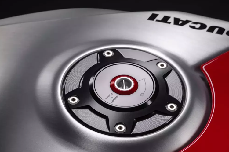 Quá trình nhận bàn giao xe có thể phải giữa năm sau, lý do, hãng xe Ducati sẽ bắt đầu bàn giao xe Panigale V4 SP2 30th Anniversario 916 trên thị trường bắt đầu từ tháng 3/2024.