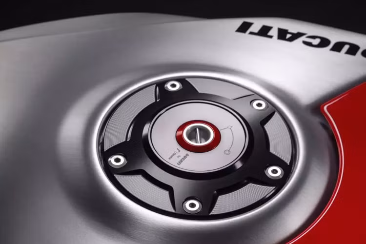 Quá trình nhận bàn giao xe có thể phải giữa năm sau, lý do, hãng xe Ducati sẽ bắt đầu bàn giao xe Panigale V4 SP2 30th Anniversario 916 trên thị trường bắt đầu từ tháng 3/2024.