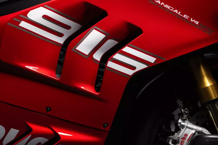 Điểm khác biệt giữa Ducati Panigale V4 SP2 30th Anniversario 916 với bản tiêu chuẩn là nắp bình xăng dành cho xe đua được gia công từ nhôm phôi, ống hút carbon làm mát phanh trước, tấm chắn nhiệt ống xả, cánh gió có thiết kế 2 mặt và tấm chắn bùn phía trước bằng sợi carbon.