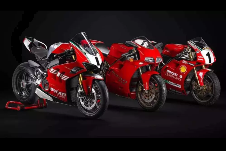 Dàn xe đã qua tay Minh Nhựa bao gồm; Lamborghini, Ferrari, McLaren, Aston Martin, Pagani, Bentley, Rolls-Royce... hay gần đây nhất, việc Minh Nhựa nhận bàn giao xe McLaren Elva có giá 190 tỷ đồng đã gây choáng ngợp các dân chơi.