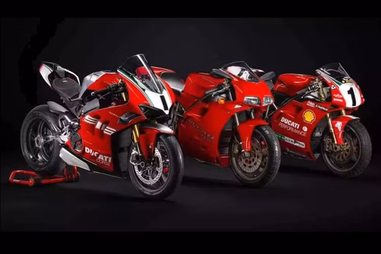 Dàn xe đã qua tay Minh Nhựa bao gồm; Lamborghini, Ferrari, McLaren, Aston Martin, Pagani, Bentley, Rolls-Royce... hay gần đây nhất, việc Minh Nhựa nhận bàn giao xe McLaren Elva có giá 190 tỷ đồng đã gây choáng ngợp các dân chơi.