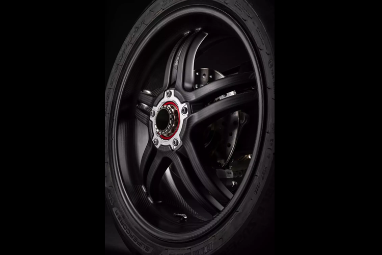 Tiếp đến là bánh xe bằng sợi carbon 5 chấu cũng được trang bị, giúp giảm trọng lượng 1,4 kg so với bánh xe hợp kim Marchesini rèn trên phiên bản V4 S và 3,4 kg so với mẫu Panigale V4 tiêu chuẩn.