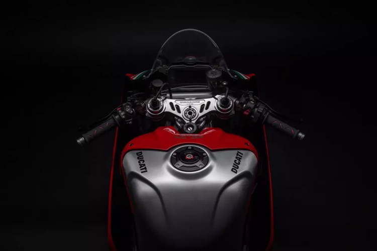 Ý tưởng phát triển xe Ducati Panigale V4 SP2 30th Anniversario 916 thể hiện sự tôn kính đối với chiếc xe từng giành chức vô địch Ducati 996 1999 World Superbike do Carl Fogarty cầm lái. Dàn áo mang màu sắc 3 màu của Ý trong khi biển số màu trắng và số '1' của Fogarty được thực hiện theo họa tiết hiện đại.