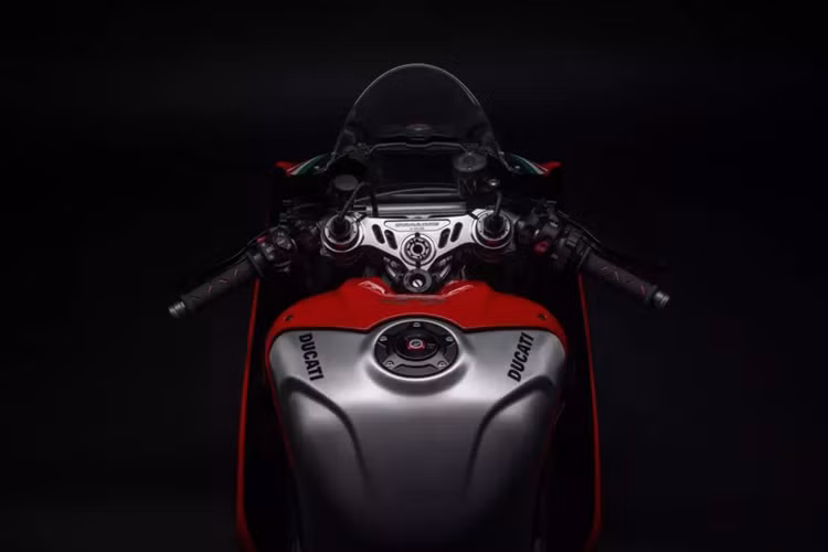 Ý tưởng phát triển xe Ducati Panigale V4 SP2 30th Anniversario 916 thể hiện sự tôn kính đối với chiếc xe từng giành chức vô địch Ducati 996 1999 World Superbike do Carl Fogarty cầm lái. Dàn áo mang màu sắc 3 màu của Ý trong khi biển số màu trắng và số '1' của Fogarty được thực hiện theo họa tiết hiện đại.