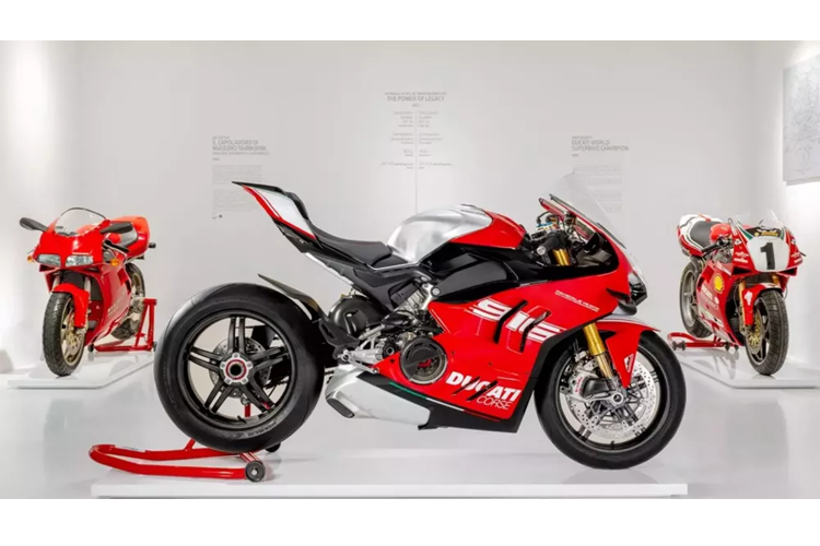 Đó là ở "4 bánh", còn ở các xe "2 bánh", Minh "Nhựa cũng là 1 biker chính hiệu, thậm chí, khó ai sánh bằng về độ đam mê, chịu chơi và chịu chi khi từng bỏ ra 5,8 tỷ đồng chỉ để mua 1 chiếc xe Ducati Superleggera V4 phục vụ trưng bày, chụp ảnh là chính, thì mới đây, tay chơi này đã gây xôn xao khi cọc mua xe Ducati Panigale V4 SP2 30th Anniversario 916 2024, chỉ mới ra mắt trên thế giới được 1 ngày.