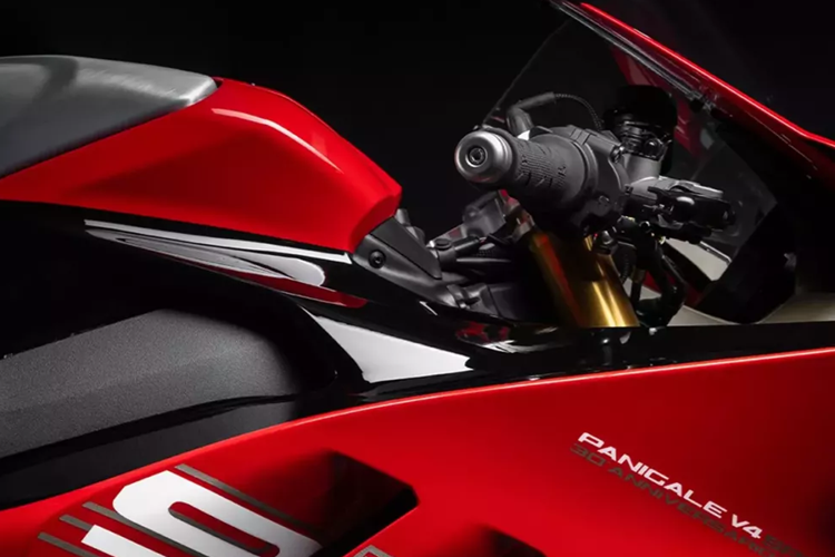Đáng tiếc là xe Ducati Panigale V4 SP2 30th Anniversario 916 vẫn sử dụng động cơ là loại Desmosedici Stradale V4 desmodromic làm mát bằng chất lỏng, dung tích 1.103cc, tạo ra công suất 210 mã lực tại 12.500 vòng/phút và mô-men xoắn cực đại 122 Nm tại 11.000 vòng/phút.