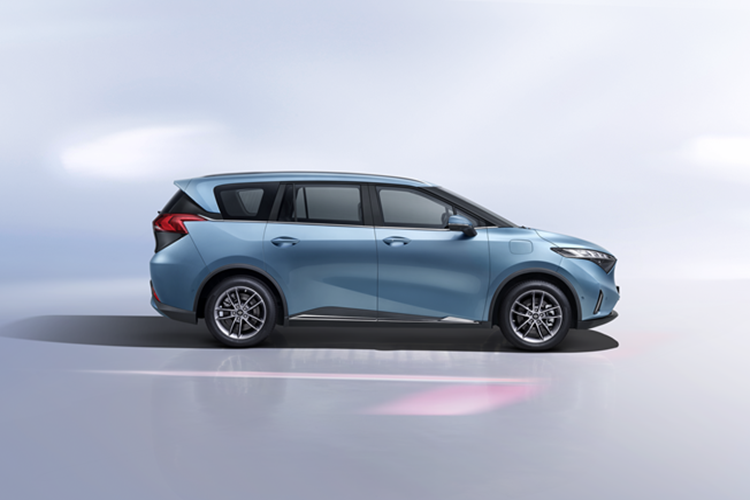 Trong khi đó, pin của xe có dung lượng khả dụng 73,7 kWh, cho phép xe chạy 500 km sau một lần sạc đầy pin. Theo đại diện của Haima, 7X sẽ có giá bán khoảng 700-800 triệu đồng tại Việt Nam. Trong khi đó, Haima 7X-E dự kiến có giá hơn 1 tỷ đồng. Trên thực tế, đây không phải là lần đầu tiên thương hiệu Haima vào thị trường Việt Nam.