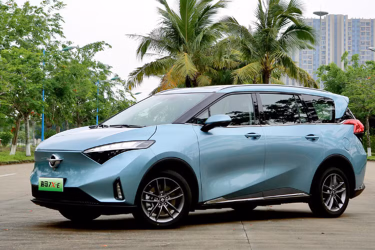 Thiết kế ngoại thất và nội thất của xe cũng chỉ thay đổi ở một số chi tiết so với Haima 7X như lưới tản nhiệt đóng kín, cổng sạc trên chắn bùn trước bên phải hay sự biến mất của ống xả ở phía sau. Haima 7X-E dùng mô-tơ điện có công suất tối đa 150 kW (khoảng 201 mã lực) và mô-men xoắn cực đại 340 Nm.