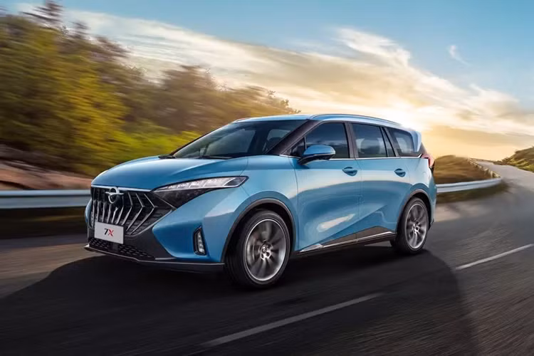 Nằm bên dưới nắp ca-pô của Haima 7X là 2 tùy chọn động cơ. Thứ nhất là máy xăng tăng áp 1.5L với công suất tối đa 165 mã lực. Thứ hai là máy xăng tăng áp 1.6L, sản sinh công suất tối đa 195 mã lực. Ngoài ra, xe còn có những tính năng an toàn như 6 túi khí, camera lùi, camera 360 độ, phanh tay điện tử và hệ thống kiểm soát hành trình.