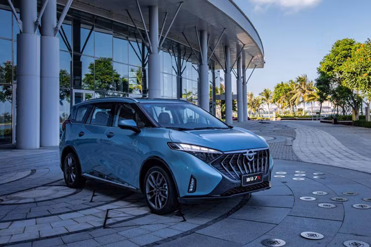 Một số tính năng an toàn chủ động ADAS cũng có trên mẫu xe Trung Quốc này. Đúng như tên gọi, Haima 7X-E tại Việt Nam chính là phiên bản thuần điện của 7X. Đây cũng sẽ là mẫu MPV thuần điện đầu tiên bán ở thị trường Việt Nam. Haima 7X-E sở hữu kích thước giống hệt 7X thông thường.