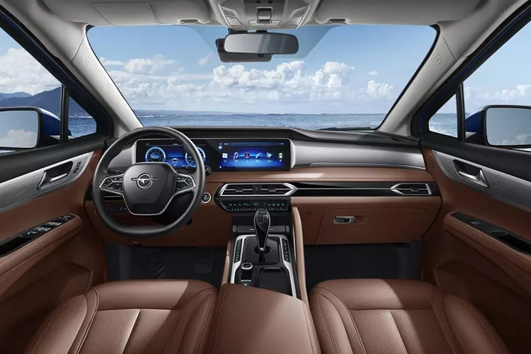 Bên ngoài, Haima 7X được thiết kế theo phong cách góc cạnh và sắc sảo. Những chi tiết ngoại thất của xe như lưới tản nhiệt, đèn pha, đèn hậu và cản trước/sau đều được thiết kế theo phong cách này. Bên cạnh đó là những đường dập gân nổi bật như trên nắp ca-pô hay bên sườn. Xe sẽ dùng cửa mở thông thường thay vì cửa lùa, tương tự Toyota Innova Cross.