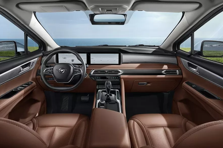 Hiện chưa có thông tin về trang bị của Haima 7X tại Việt Nam. Trong khi đó, tại Trung Quốc, xe được trang bị nội thất 7 chỗ với bảng đồng hồ kỹ thuật số và màn hình cảm ứng trung tâm cùng có kích thước 12,3 inch, ghế bọc da, tính năng điều khiển bằng giọng nói, điều hòa tự động, cửa sổ trời toàn cảnh, camera giám sát hàng ghế thứ ba,...