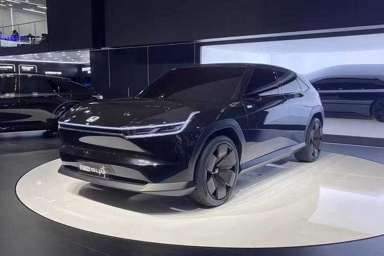 Trong khi đó, logo của hãng Honda không nằm chính giữa đầu xe mà được đẩy lên nắp ca-pô. Tương tự Volkswagen, logo của hãng Honda cũng được tích hợp đèn để sáng lên trong đêm, tăng hiệu ứng thị giác. Vòng qua bên sườn, chúng ta sẽ thấy nóc dốc về phía sau theo phong cách SUV lai Coupe.