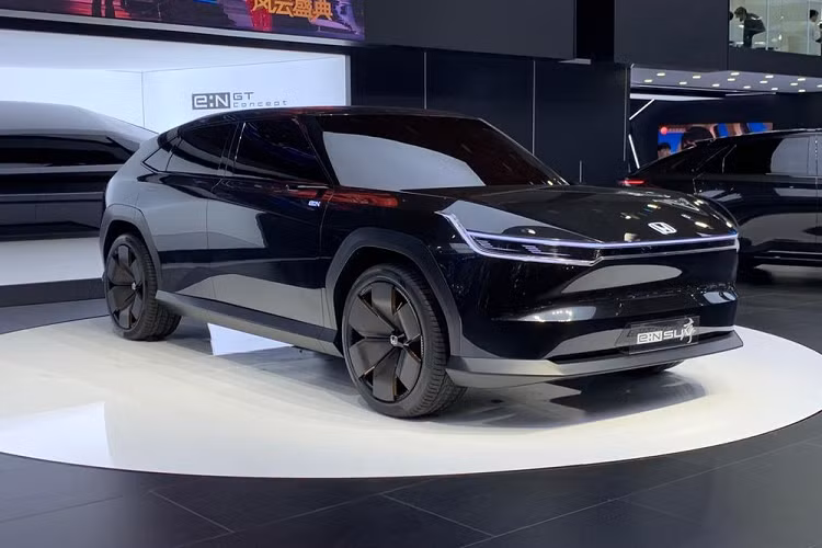 Tại triển lãm Ô tô Thượng Hải 2023 ở Trung Quốc, hãng Honda đã trưng bày 3 mẫu xe concept hoàn toan mới, mang tên e:NS2, e:NP2 và e:N SUV Prologue. Trong đó, Honda e:N SUV Prologue 2023 mới gây chú ý vì sở hữu thiết kế như phiên bản thuần điện của cặp đôi SUV cỡ C Honda CR-V và Breeze hiện đang bán tại Trung Quốc.