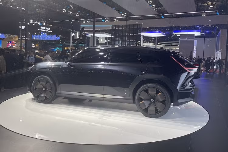 Ở giữa 2 dải đèn trên cửa cốp là tem chữ nổi "Honda" tích hợp đèn. Thêm vào đó là cánh gió mui sắc sảo, tương xứng với thiết kế đa tầng của khu vực đuôi xe. Hiện hãng Honda chưa công bố hình ảnh nội thất và thông số kỹ thuật của e:N SUV Prologue. Tuy nhiên, hãng Honda khẳng định các mẫu xe điện thuộc dòng sản phẩm e:N thế hệ mới của mình sẽ sở hữu "trí thông minh".