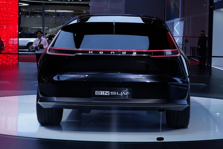 Tuy nhiên, khi lên dây chuyền sản xuất thương mại, chi tiết này nhiều khả năng sẽ không được dùng cho xe. Đằng sau Honda e:N SUV Prologue là cụm đèn hậu có thiết kế tương tự dải đèn LED định vị ban ngày trên đầu xe. Đèn hậu cũng đi kèm những dải đèn mỏng, nằm vắt ngang đuôi xe. Ngoài ra, còn có 2 dải đèn khác kéo dài từ cửa cốp lên cánh gió mui, gợi liên tưởng đến Honda CR-V thế hệ mới.