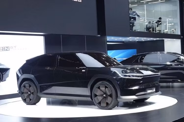 Điều này ám chỉ việc xe sẽ được trang bị hệ thống thông tin giải trí vận hành bằng trí thông minh nhân tạo AI và các hệ thống trợ lái nâng cao ADAS phức tạp. Dự kiến, phiên bản thương mại của Honda e:N SUV Prologue sẽ được bán ra tại thị trường Trung Quốc ngay trong năm nay. Kể từ năm 2027, toàn bộ các mẫu xe ôtô Honda bán ra tại Trung Quốc đều sẽ là xe hybrid hoặc xe thuần điện.