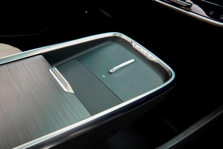 Ngoài ra, khu vực sạc không dây cho điện thoại di động kép được bổ sung ở phía trước tựa tay của LaCrosse mới, điều chỉnh ghế được thiết kế trên bảng điều khiển cửa bên và cung cấp chức năng sưởi ghế, thông gió và nhớ vị trí. Hình trên là thiết kế phù hợp của LaCrosse mới, yên xe được phủ một diện tích lớn bằng chất liệu mềm, thể hiện đầy đủ sự sang trọng. Đồng thời, bạn cũng có thể thấy nút chỉnh điện ghế trên ốp cửa giống như 1 vài mẫu xe sang của Mercedes-Benz.