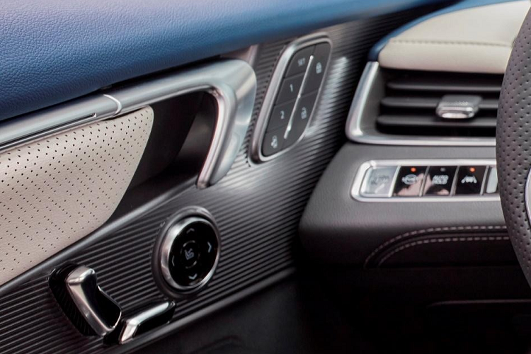 Về nội thất Buick LaCrosse thế hệ mới, cách bố trí bên trong khá hiện tại với một màn hình song song của bảng đồng hồ và màn hình giải trí siêu lớn, kích thước 30 inch, áp dụng thiết kế bề mặt cong, điều đáng nói là độ phân giải của màn hình này có thể đạt tới 9K.