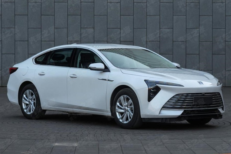 Buick LaCrosse là một chiếc sedan cỡ trung do Buick sản xuất và bán ra thị trường từ năm 2004, Hiện chiếc xe LaCrosse đang ở thế hệ thứ ba, sản xuất từ năm 2017 đến nay và đang chuẩn bị đón thế hệ Buick LaCrosse 2023 mới, hứa hẹn sẽ có nhiều đột phá trong thiết kế ngoại thất, trang bị bên trong khoang lái và cả hệ truyền động.