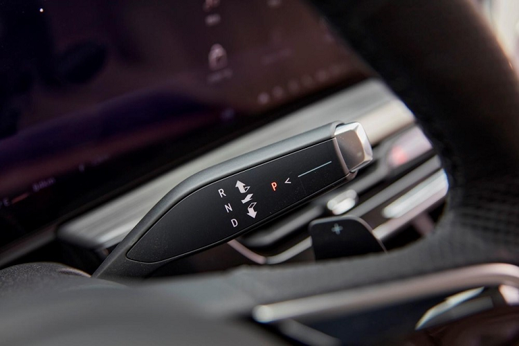 Về hệ thống truyền động, Buick LaCrosse thế hệ mới sẽ tiếp tục được trang bị động cơ 1.5T và 2.0T để khách hàng có thể lựa chọn, trong đó công suất tối đa của động cơ 1.5T đã được tăng lên 177 mã lực, và đáng tiếc công suất tối đa của động cơ 2.0T đã giảm xuống còn 227 mã lực. Hệ thống truyền động được kết hợp với hộp số sàn 9 cấp