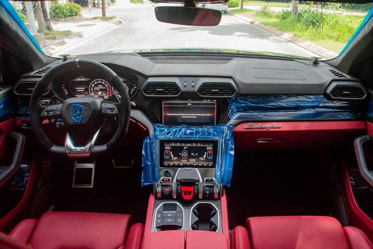 Chính vì vậy, mà các đại gia Việt đã nhanh chóng mang về nước chiếc siêu SUV Lamborghini Urus đầu tiên vào cuối năm 2018, hiện tại, đã có trên 20 chiếc xe Lamborghini Urus được mang về nước, trong số này có 2 bản chính là tiêu chuẩn và nâng cấp giữa vòng đời.