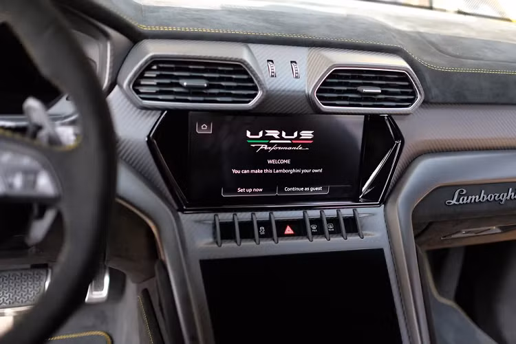 Ngoại thất của siêu SUV Lamborghini Urus này có màu đen cùng với nhiều chi tiết carbon, ngoài ra, xe còn có bộ mâm 5 chấu kép, được sơn 2 tông màu đối lập là bạc và đen, cùng với kẹp phanh màu đỏ.