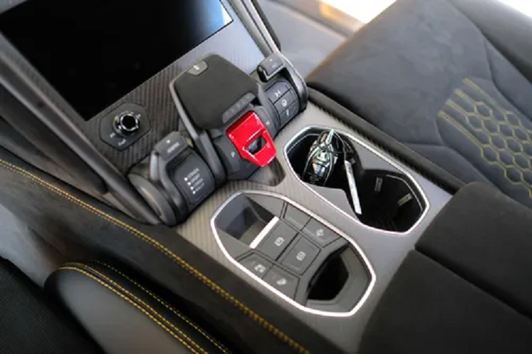 Điểm làm nên sự thú vị của Urus chính là chiếc xe Lamborghini có thể dễ dàng chinh phục bất kỳ con đường nào, ngoài ra, khoang hành lý có dung tích 1.596 lít nếu hàng ghế sau được gập lại cũng khiến cho không ít đại gia phải nhanh chóng xuống tiền sở hữu.