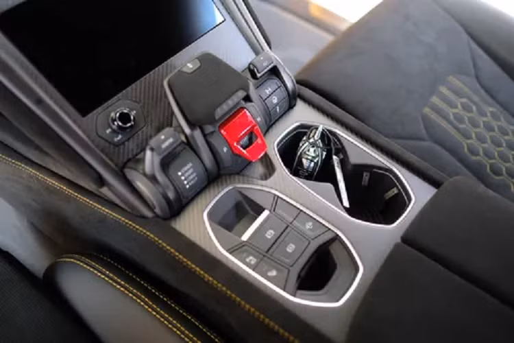 Điểm làm nên sự thú vị của Urus chính là chiếc xe Lamborghini có thể dễ dàng chinh phục bất kỳ con đường nào, ngoài ra, khoang hành lý có dung tích 1.596 lít nếu hàng ghế sau được gập lại cũng khiến cho không ít đại gia phải nhanh chóng xuống tiền sở hữu.