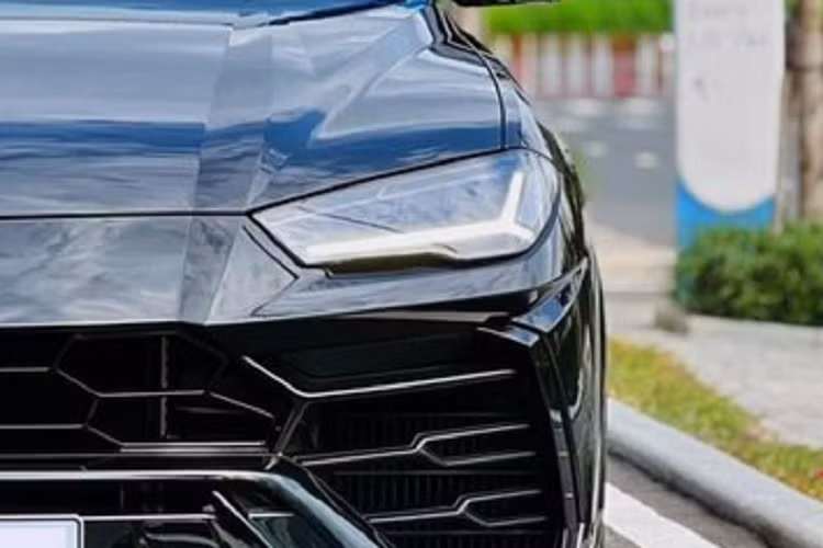 Lamborghini Urus cũng có sức mạnh đáng kinh ngạc như các chú bò tót 2 cửa khác trong gia đình, mẫu xe này được trang bị khối động cơ V8, tăng áp kép, dung tích 4.0 lít, cho ra công suất tối đa 641 mã lực tại vòng tua máy 6.000 vòng/phút và mô-men xoắn cực đại 850 Nm tại dải vòng tua máy từ 2.250 đến 4.500 vòng/phút.