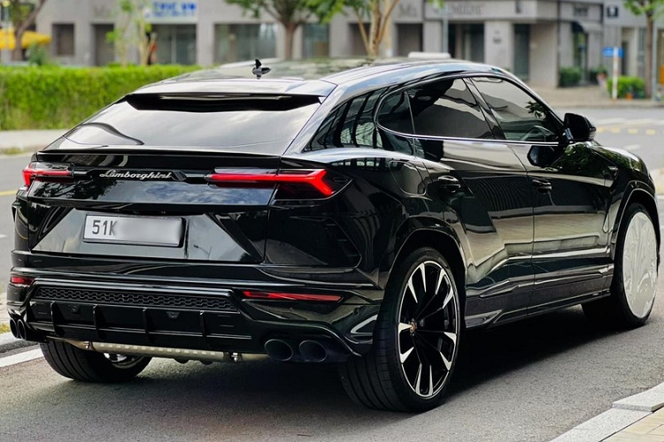 Sức mạnh trên của Lamborghini Urus sẽ kết hợp cùng hộp số tự động 8 cấp và hệ dẫn động 4 bánh, nhờ đó, chiếc siêu SUV này có thể tăng tốc từ vị trí xuất phát lên 100 km/h chỉ trong thời gian 3,6 giây trước khi đạt vận tốc tối đa 305 km/h. Lamborghini mang đến tổng cộng 6 chế độ lái cho xe Urus bao gồm Strada, Sport, Corsa, Sabbia, Terra và Neve.