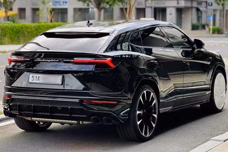 Sức mạnh trên của Lamborghini Urus sẽ kết hợp cùng hộp số tự động 8 cấp và hệ dẫn động 4 bánh, nhờ đó, chiếc siêu SUV này có thể tăng tốc từ vị trí xuất phát lên 100 km/h chỉ trong thời gian 3,6 giây trước khi đạt vận tốc tối đa 305 km/h. Lamborghini mang đến tổng cộng 6 chế độ lái cho xe Urus bao gồm Strada, Sport, Corsa, Sabbia, Terra và Neve.
