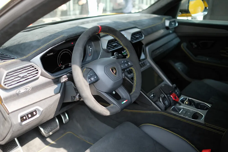 Hàng ghế sau của chiếc siêu SUV nhà Lamborghini này cũng có thể tùy biến theo kiểu 3 ghế ngồi bình thường hoặc khách hàng có thể yêu cầu 2 ghế ngồi độc lập cùng với hệ thống giải trí riêng.