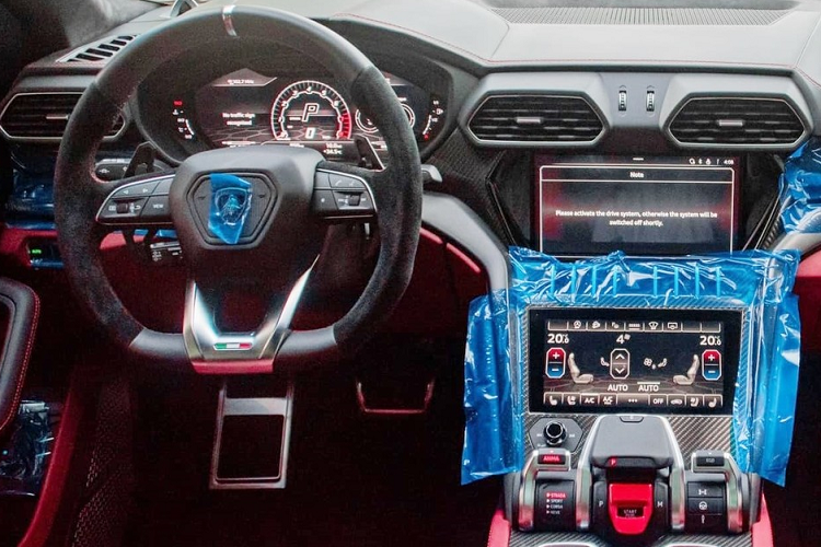 Mức giá bán xe siêu SUV Lamborghini Urus đã qua sử dụng như chiếc trong bài này này hiện dao động từ 21 đến hơn 23 tỷ đồng. Như vậy, mức giá này không xê dịch gì nhiều so với cách đây 5 năm, lúc những chiếc siêu SUV Lamborghini Urus đầu tiên được nhập về nước ta.