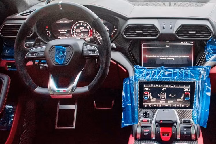 Mức giá bán xe siêu SUV Lamborghini Urus đã qua sử dụng như chiếc trong bài này này hiện dao động từ 21 đến hơn 23 tỷ đồng. Như vậy, mức giá này không xê dịch gì nhiều so với cách đây 5 năm, lúc những chiếc siêu SUV Lamborghini Urus đầu tiên được nhập về nước ta.