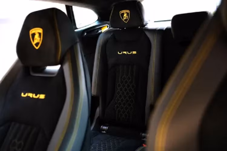 Mở cửa bước vào trong khoang lái, nội thất của chiếc siêu SUV Lamborghini Urus đang chào bán trên 21 tỷ đồng có ghế ngồi bọc da màu đỏ, ngoài ra, còn nhiều chi tiết có carbon.