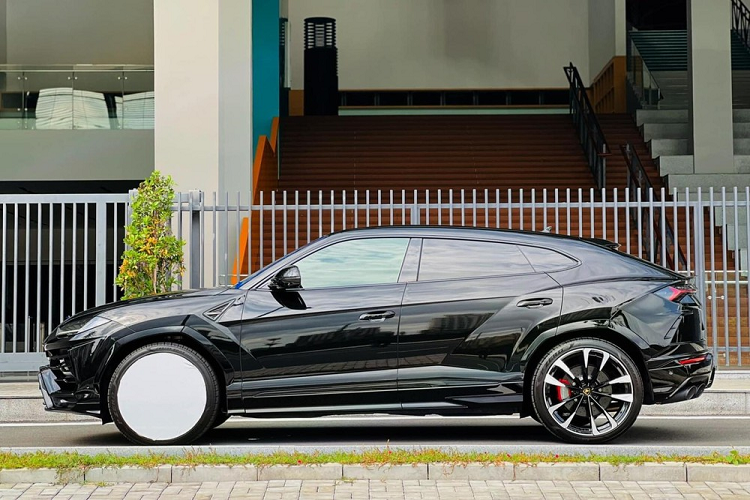 Được xây dựng trên nền tảng MLB Evo của Volkswagen, Urus chia sẻ nhiều thành phần với các mẫu SUV hạng sang khác của tập đoàn này, chẳng hạn như Audi Q7, Bentley Bentayga, Volkswagen Touareg hay Porsche Cayenne. Với tốc độ tối đa 305 km/h, Urus được coi là một trong những chiếc SUV sản xuất nhanh nhất thế giới.