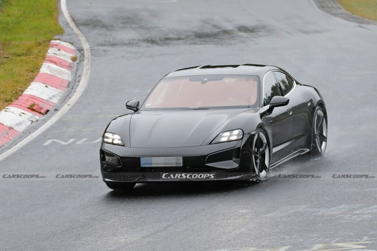 Thiết kế tổng thể của mẫu xe điện Porsche Taycan 2024 vẫn hiện đại và thu hút, do đó hãng xe Đức không có quá nhiều điều chỉnh. Tương tự ngoại thất, không gian nội thất của Taycan phiên bản mới cũng chỉ được nâng cấp nhẹ với màn hình đồng hồ lái kích thước lớn hơn.