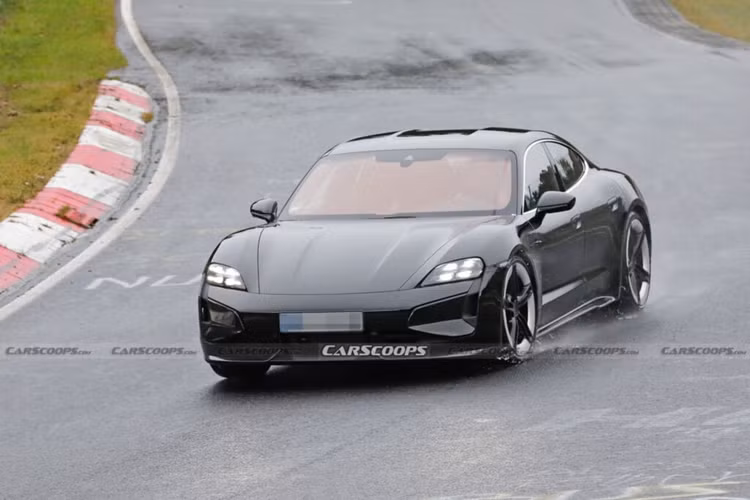 Thiết kế tổng thể của mẫu xe điện Porsche Taycan 2024 vẫn hiện đại và thu hút, do đó hãng xe Đức không có quá nhiều điều chỉnh. Tương tự ngoại thất, không gian nội thất của Taycan phiên bản mới cũng chỉ được nâng cấp nhẹ với màn hình đồng hồ lái kích thước lớn hơn.